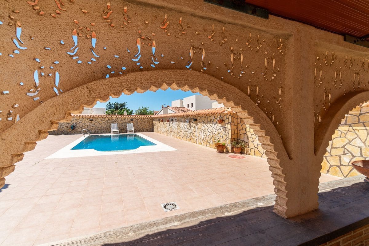 4 bedroom Villa for sale in Torrevieja with pool garage - € 549,000 (Ref: 9851683)