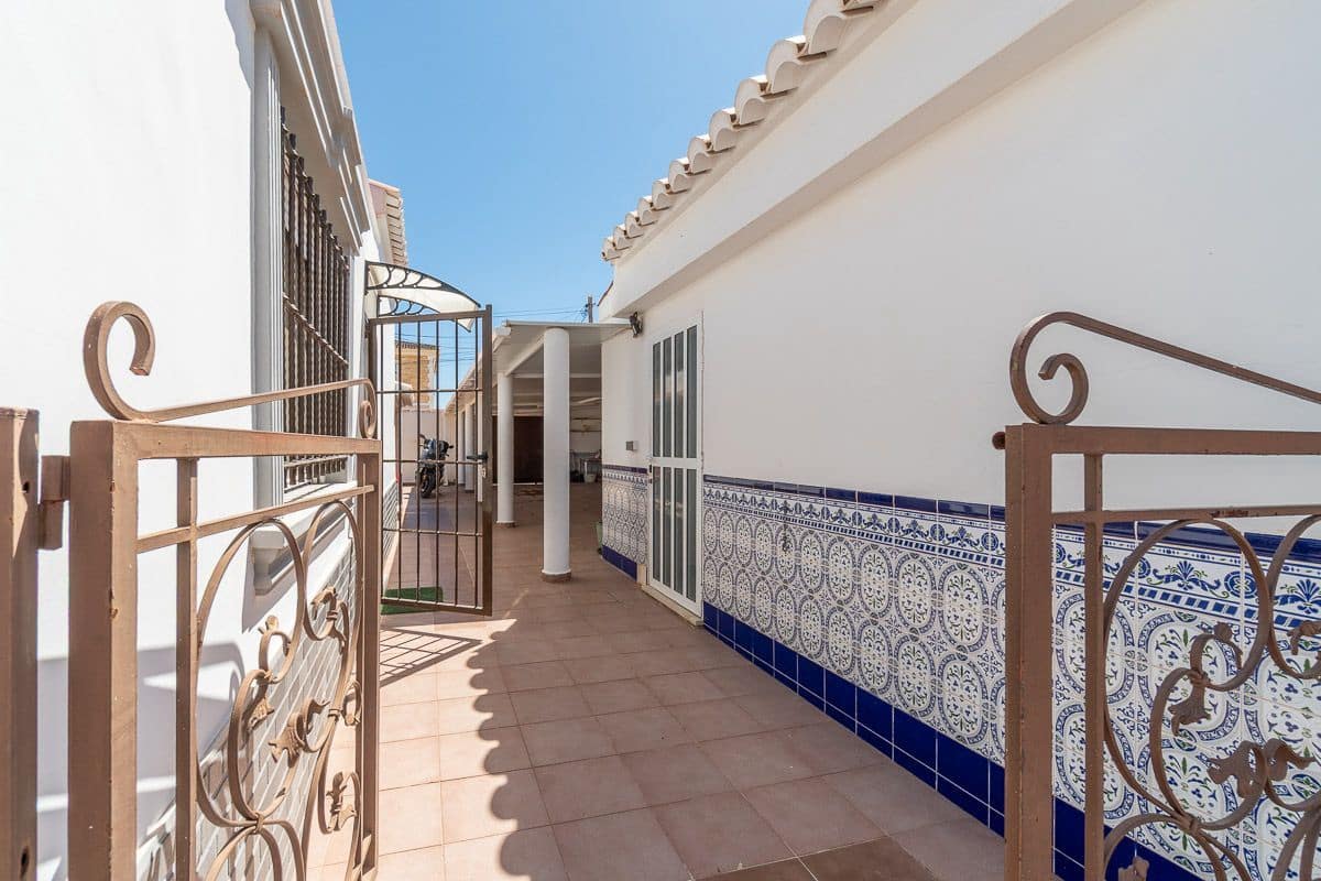 4 bedroom Villa for sale in Torrevieja with pool garage - € 549,000 (Ref: 9851683)
