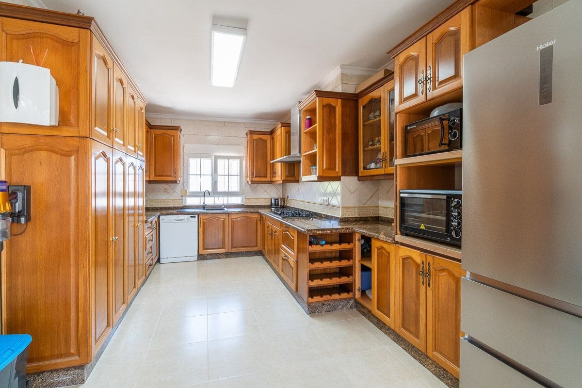 4 bedroom Villa for sale in Torrevieja with pool garage - € 549,000 (Ref: 9851683)