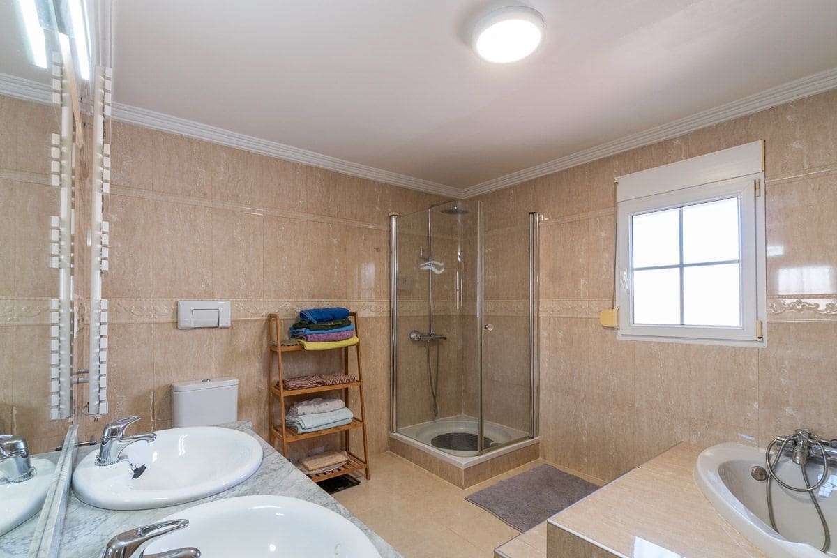 4 bedroom Villa for sale in Torrevieja with pool garage - € 549,000 (Ref: 9851683)