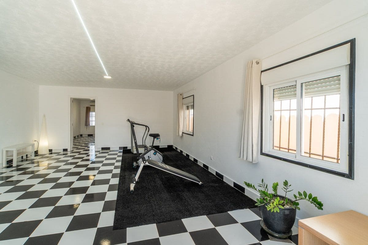 4 bedroom Villa for sale in Torrevieja with pool garage - € 549,000 (Ref: 9851683)