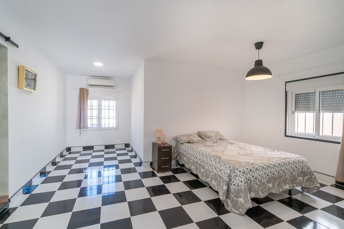 4 bedroom Villa for sale in Torrevieja with pool garage - € 549,000 (Ref: 9851683)