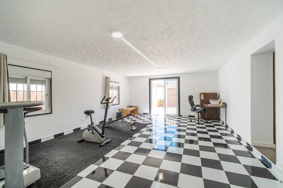 4 bedroom Villa for sale in Torrevieja with pool garage - € 549,000 (Ref: 9851683)