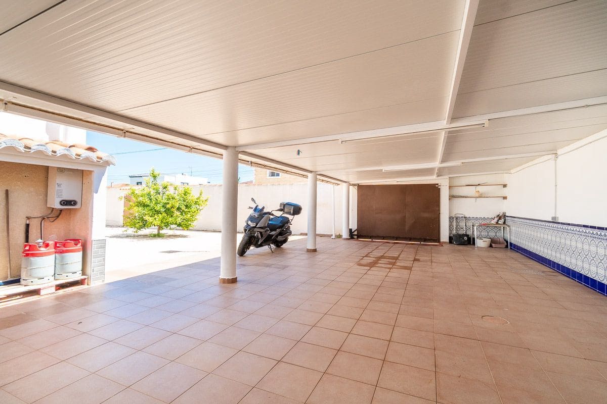 4 bedroom Villa for sale in Torrevieja with pool garage - € 549,000 (Ref: 9851683)