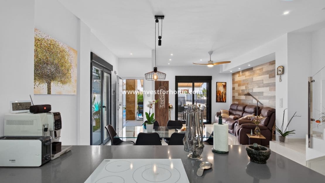3 slaapkamer Villa te koop in Bigastro met zwembad garage - € 384.000 (Ref: 10162477)