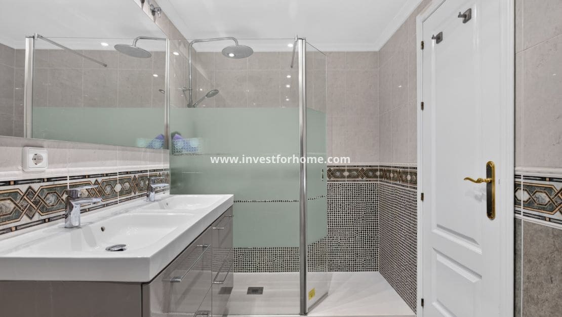 2 slaapkamer Appartement te koop in Orihuela Costa met zwembad - € 295.000 (Ref: 10182216)