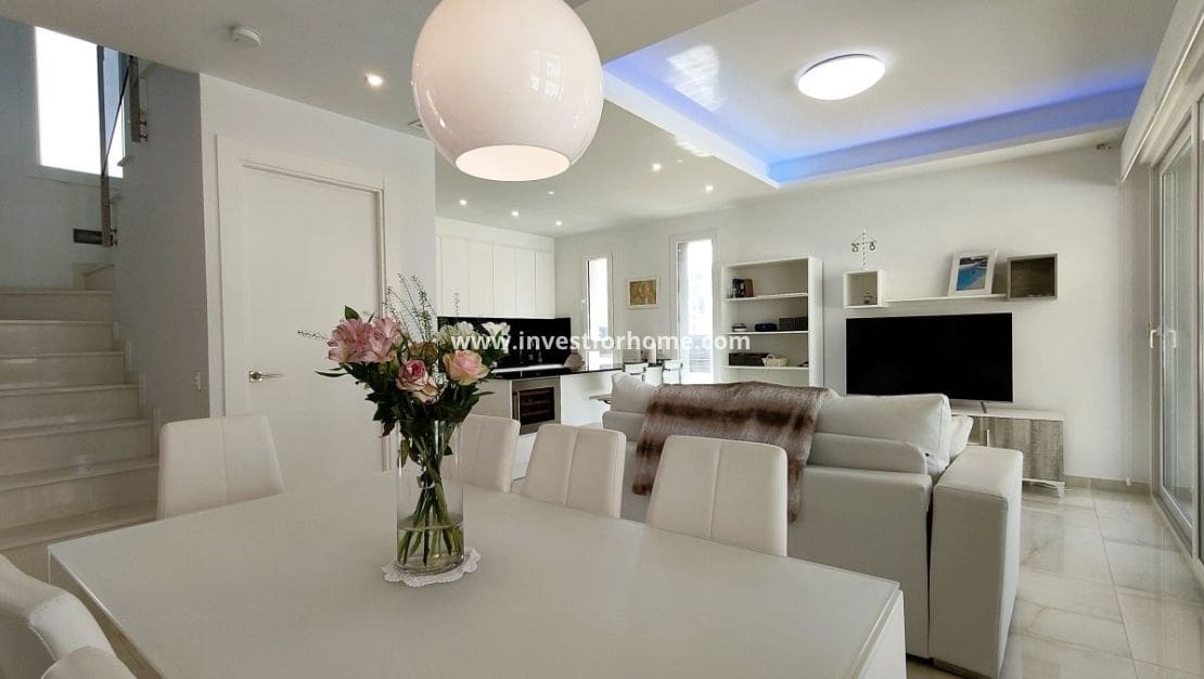 3 soveværelse Villa til salg i La Mata med swimmingpool - € 695.000 (Ref: 8861290)