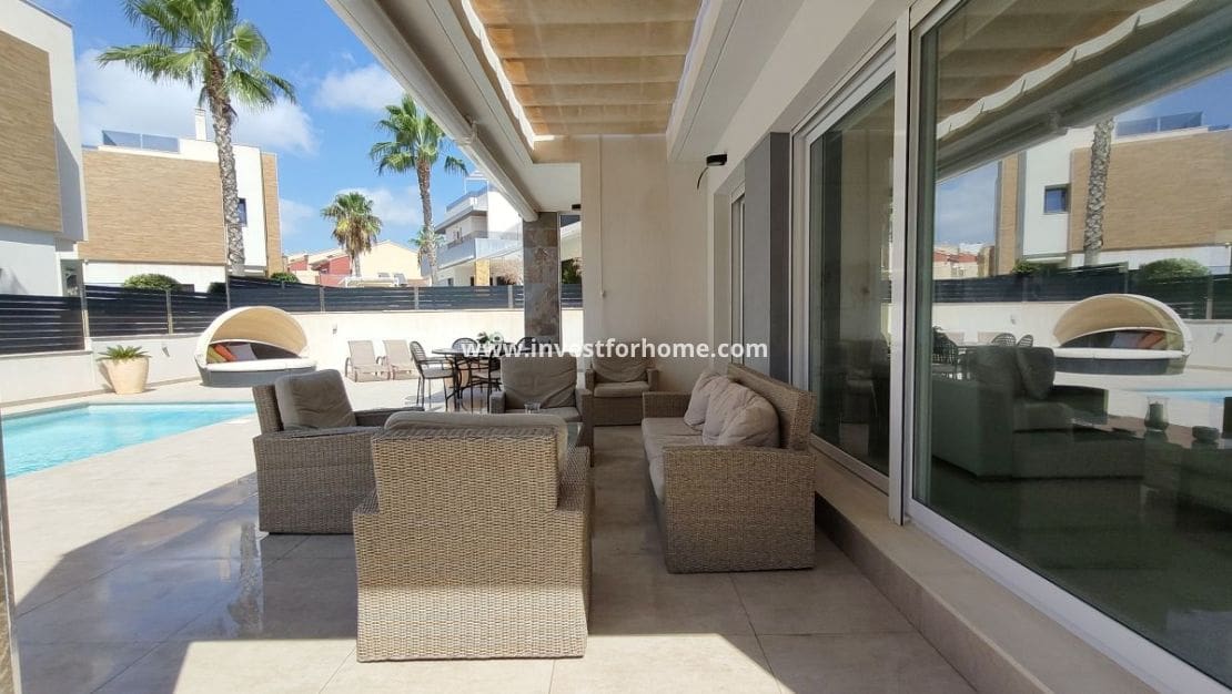 3 soveværelse Villa til salg i La Mata med swimmingpool - € 695.000 (Ref: 8861290)