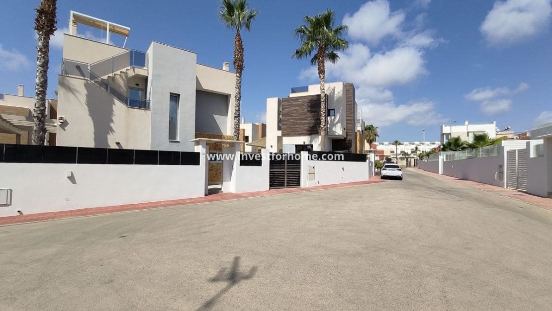 3 soveværelse Villa til salg i La Mata med swimmingpool - € 695.000 (Ref: 8861290)