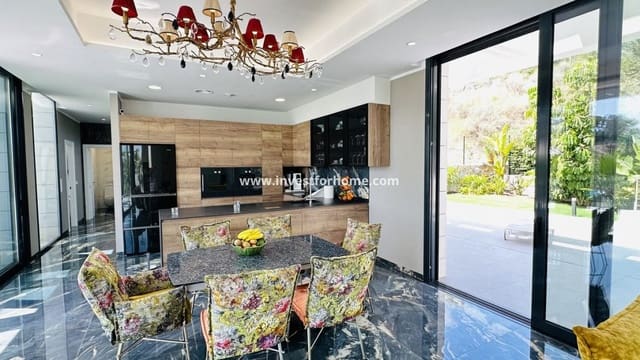 Chalet de 6 habitaciones en Las Colinas Golf, Orihuela en venta con piscina - 2.350.000 € (Ref: 9240660)