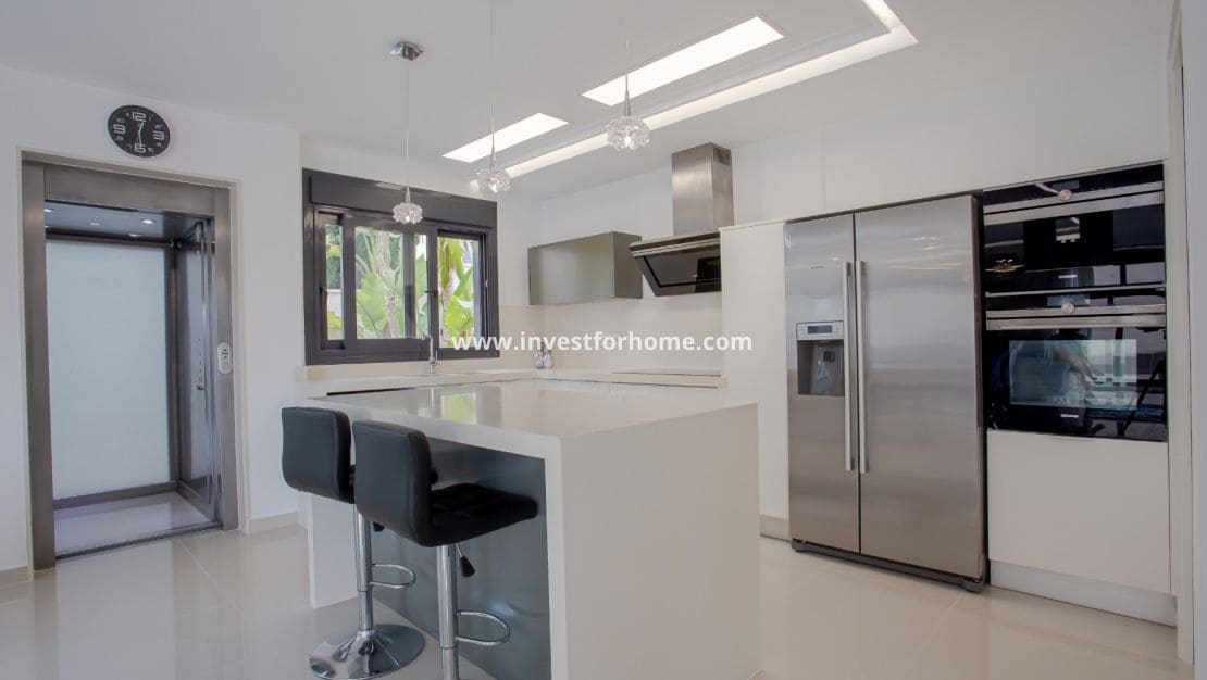 5 makuuhuone Huvila myytävänä paikassa San Miguel de Salinas mukana uima-altaan - 849 000 € (Ref: 9255837)