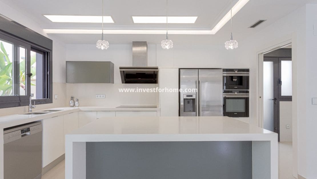 5 makuuhuone Huvila myytävänä paikassa San Miguel de Salinas mukana uima-altaan - 849 000 € (Ref: 9255837)