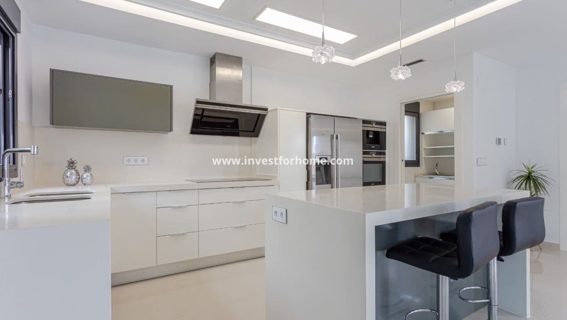 5 makuuhuone Huvila myytävänä paikassa San Miguel de Salinas mukana uima-altaan - 849 000 € (Ref: 9255837)