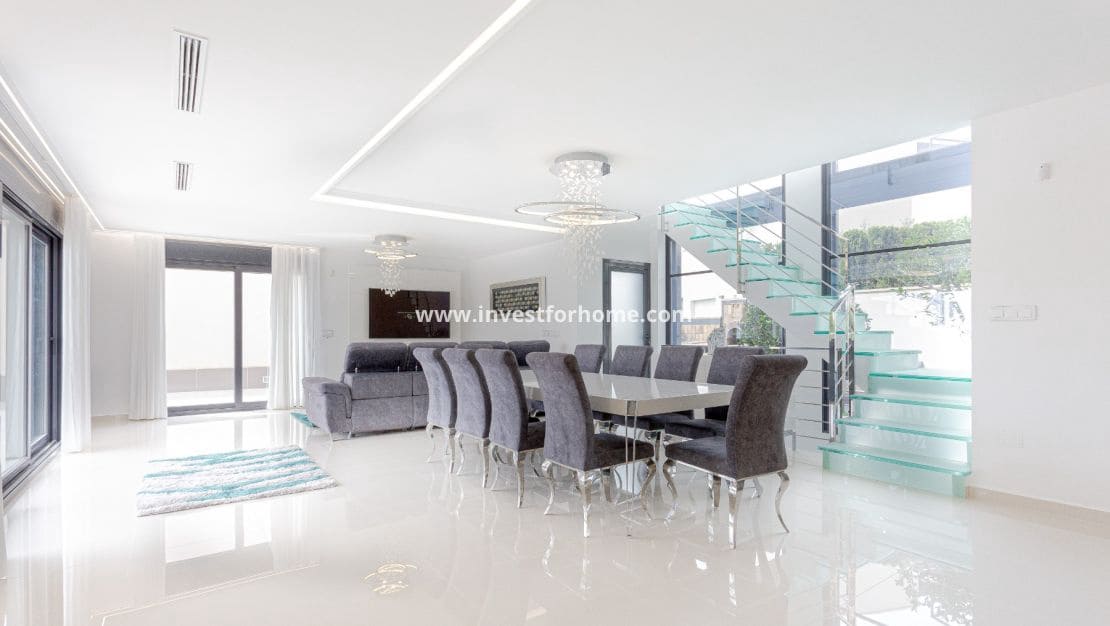 5 makuuhuone Huvila myytävänä paikassa San Miguel de Salinas mukana uima-altaan - 849 000 € (Ref: 9255837)