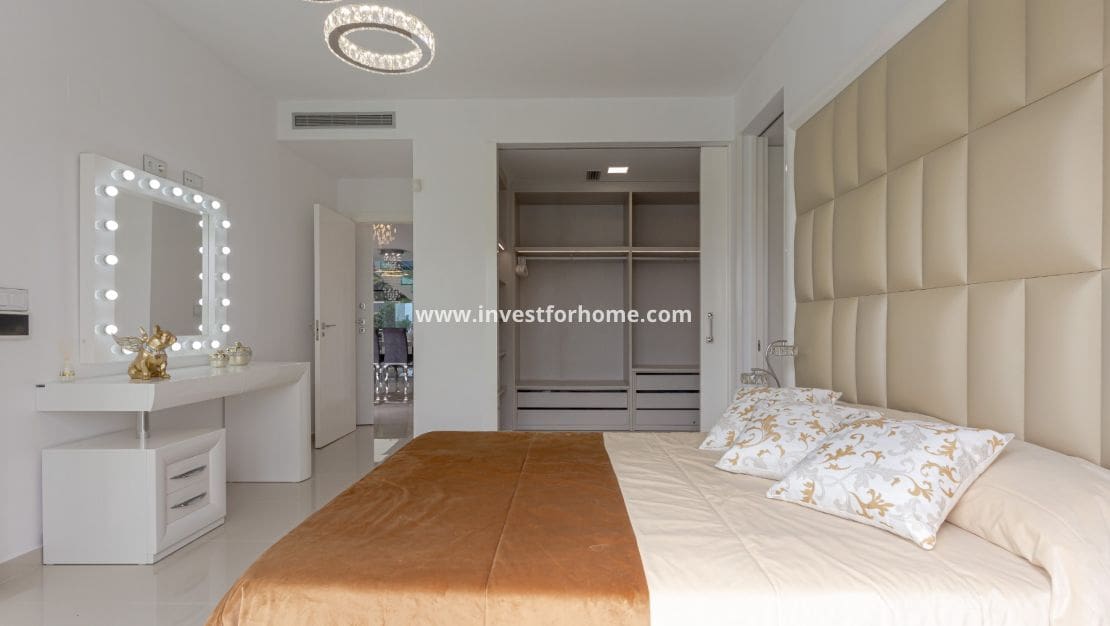 5 makuuhuone Huvila myytävänä paikassa San Miguel de Salinas mukana uima-altaan - 849 000 € (Ref: 9255837)