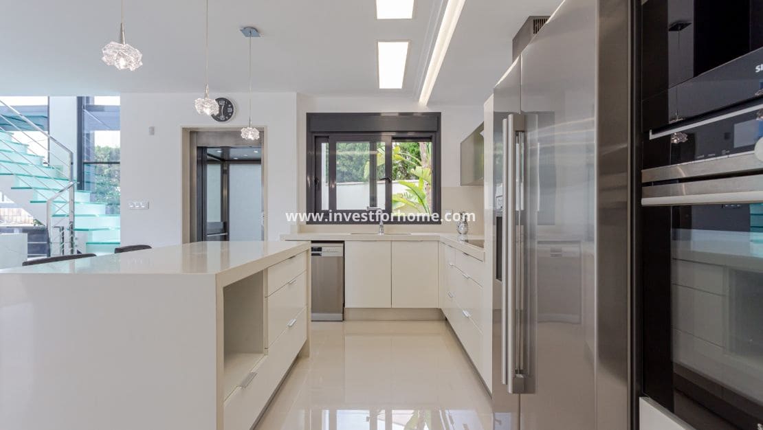 5 makuuhuone Huvila myytävänä paikassa San Miguel de Salinas mukana uima-altaan - 849 000 € (Ref: 9255837)