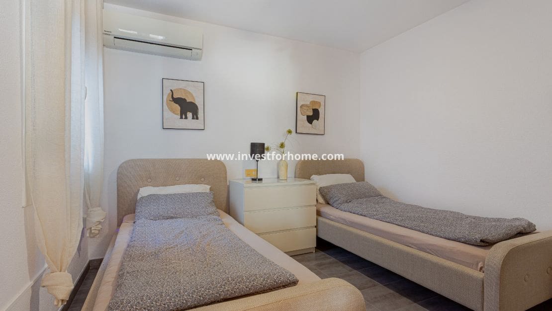 3 bedroom Townhouse for sale in Villamartin with pool - € 319,000 (Ref: 9345676)