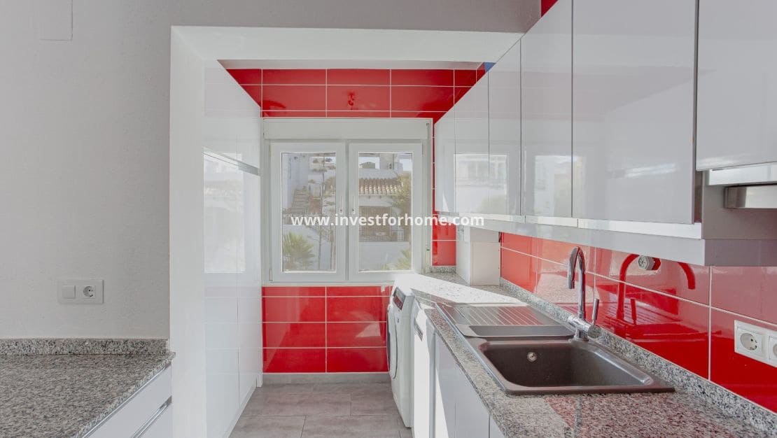 3 bedroom Townhouse for sale in Villamartin with pool - € 319,000 (Ref: 9345676)