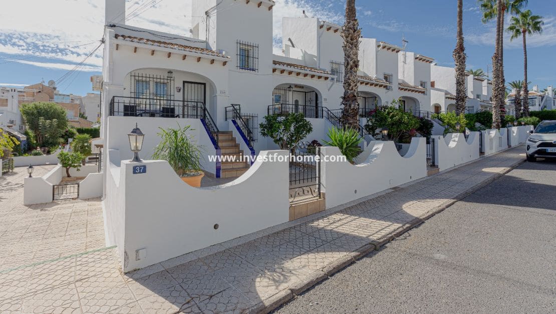 3 bedroom Townhouse for sale in Villamartin with pool - € 319,000 (Ref: 9345676)