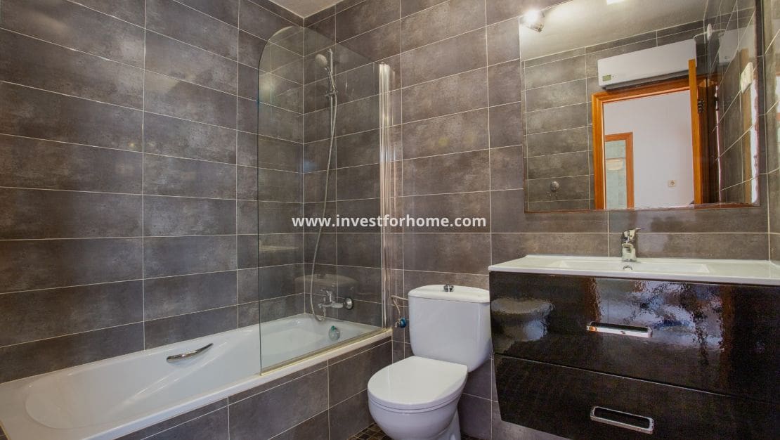 3 bedroom Townhouse for sale in Villamartin with pool - € 319,000 (Ref: 9345676)