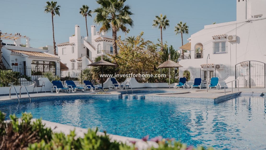 3 bedroom Townhouse for sale in Villamartin with pool - € 319,000 (Ref: 9345676)