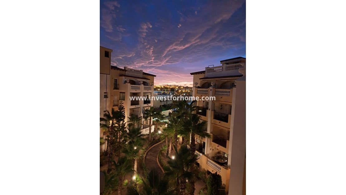 2 slaapkamer Appartement te koop in Torrevieja met zwembad - € 215.000 (Ref: 9369120)