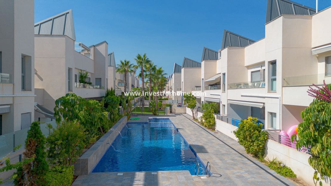 2 slaapkamer Appartement te koop in La Veleta met zwembad - € 255.000 (Ref: 9394432)