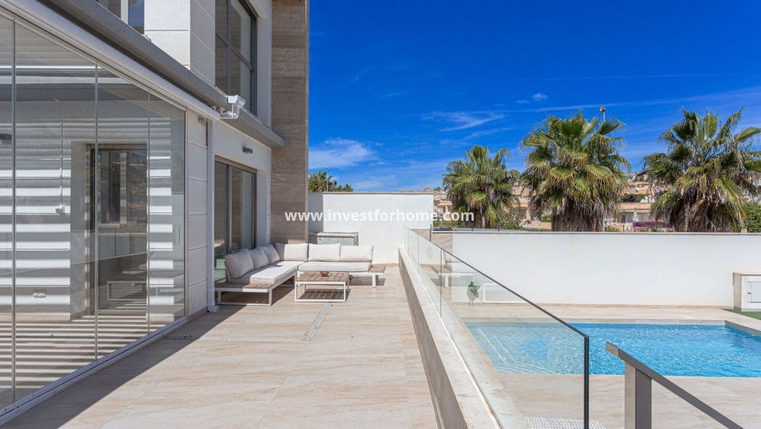 4 sovrum Villa till salu i Villamartin med pool - 495 000 € (Ref: 9417424)