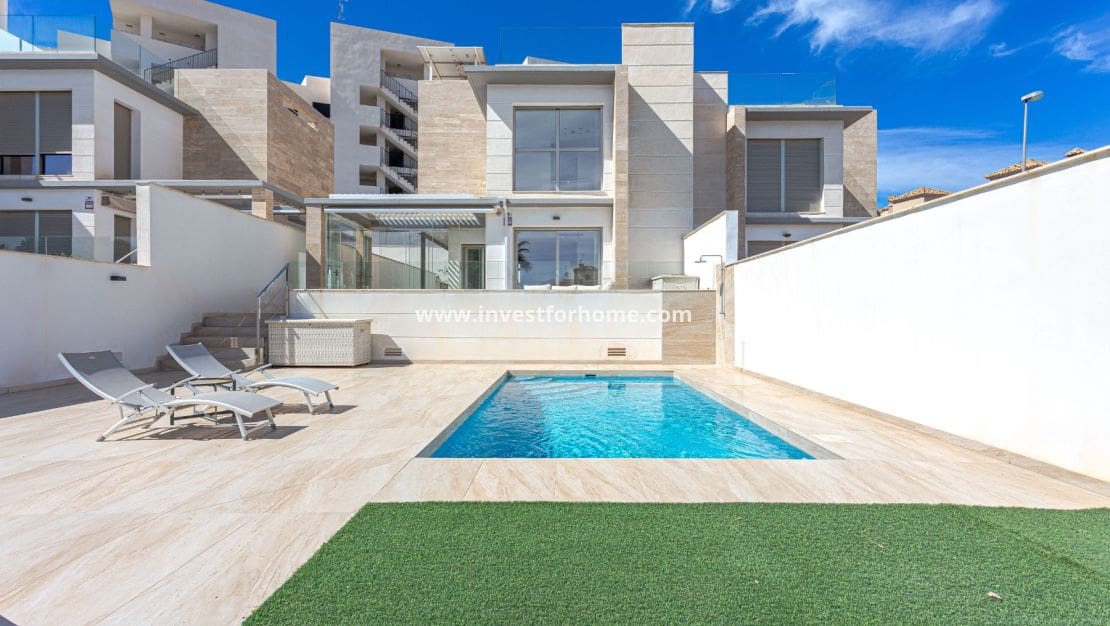 4 sovrum Villa till salu i Villamartin med pool - 495 000 € (Ref: 9417424)