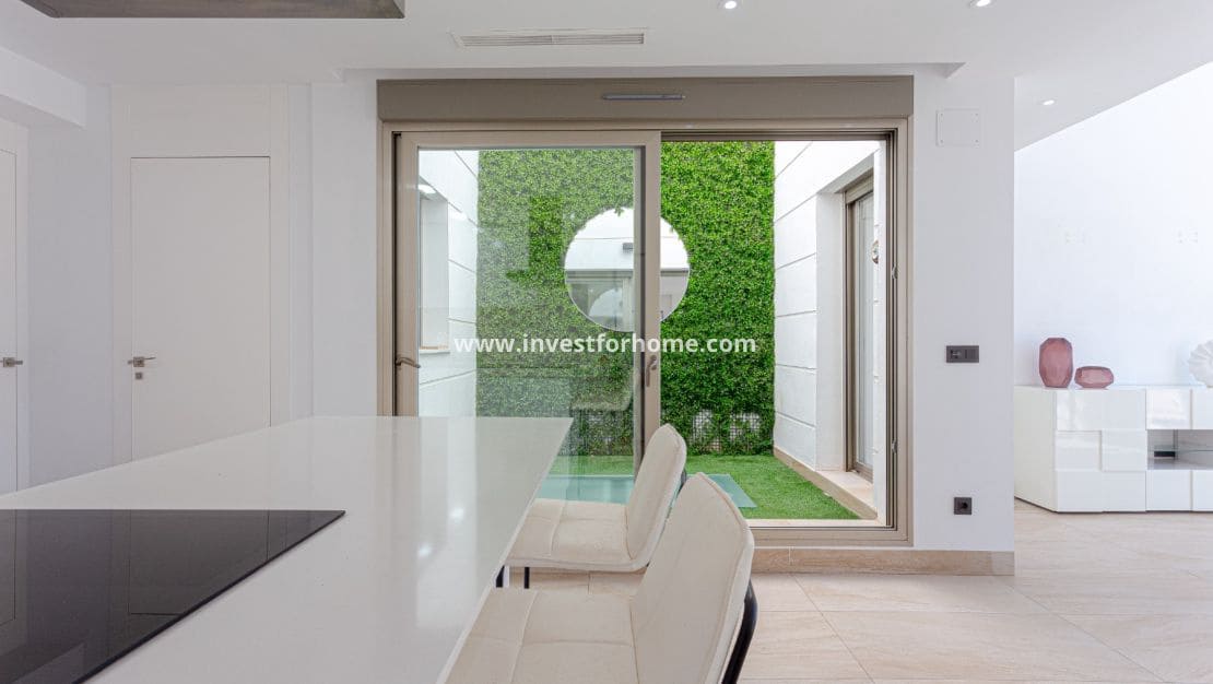 4 sovrum Villa till salu i Villamartin med pool - 495 000 € (Ref: 9417424)