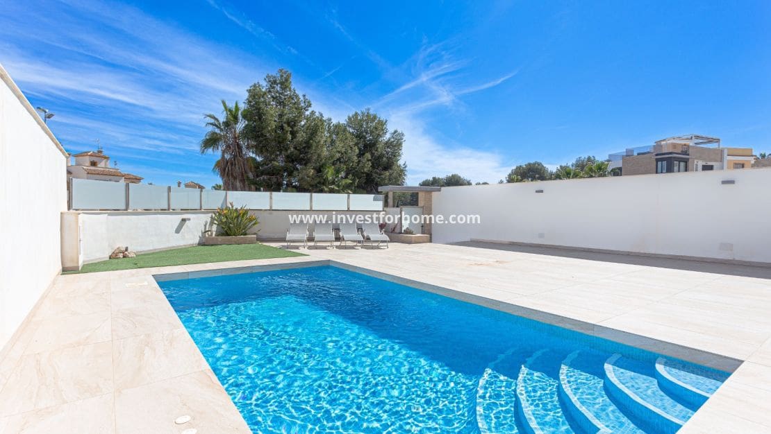 4 sovrum Villa till salu i Villamartin med pool - 495 000 € (Ref: 9417424)