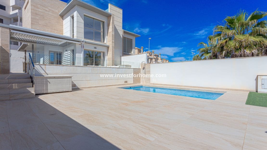 4 sovrum Villa till salu i Villamartin med pool - 495 000 € (Ref: 9417424)
