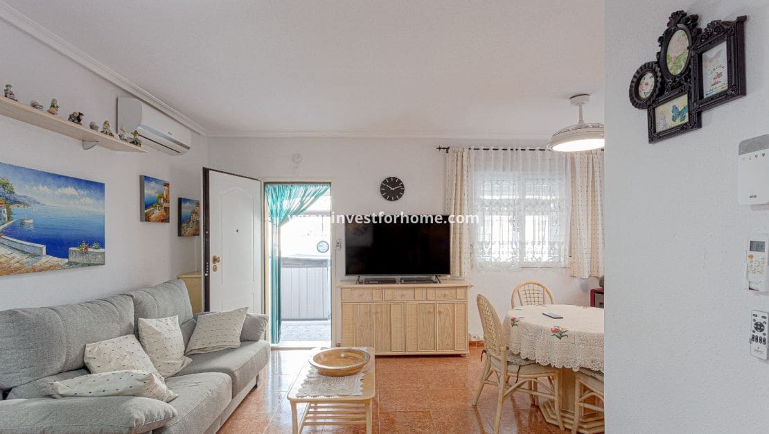 3 bedroom Townhouse for sale in Orihuela Costa with pool - € 185,000 (Ref: 9417425)