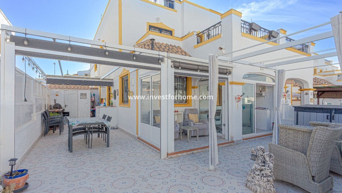 3 bedroom Townhouse for sale in Orihuela Costa with pool - € 185,000 (Ref: 9417425)