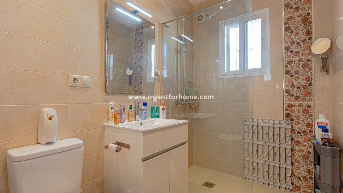 3 bedroom Townhouse for sale in Orihuela Costa with pool - € 185,000 (Ref: 9417425)