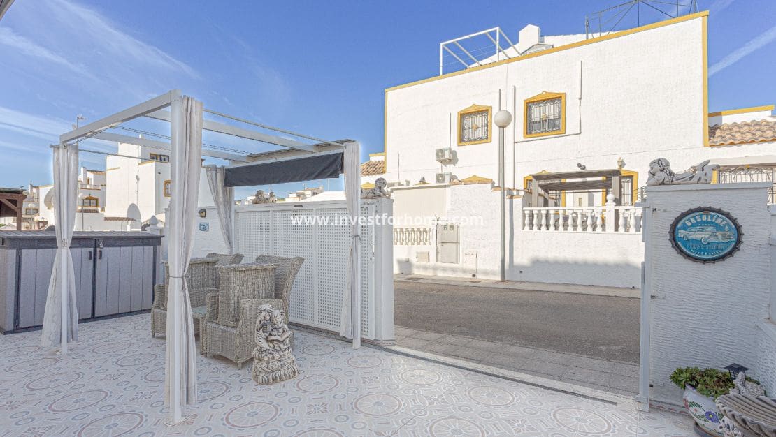 3 bedroom Townhouse for sale in Orihuela Costa with pool - € 185,000 (Ref: 9417425)