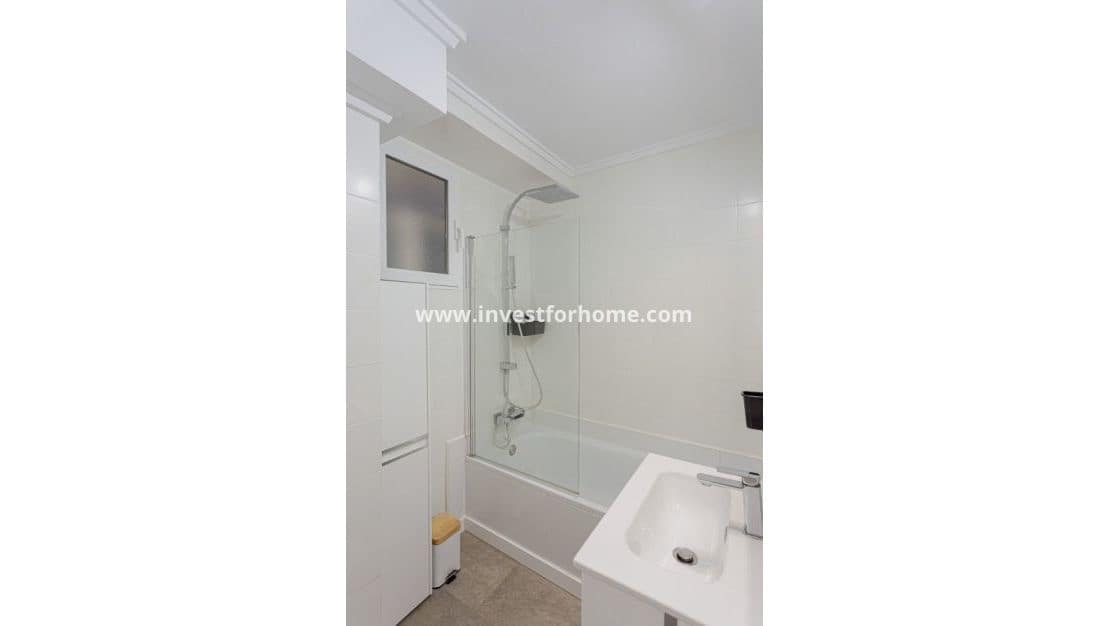 2 bedroom Apartment for sale in Torrevieja - € 265,000 (Ref: 9426407)