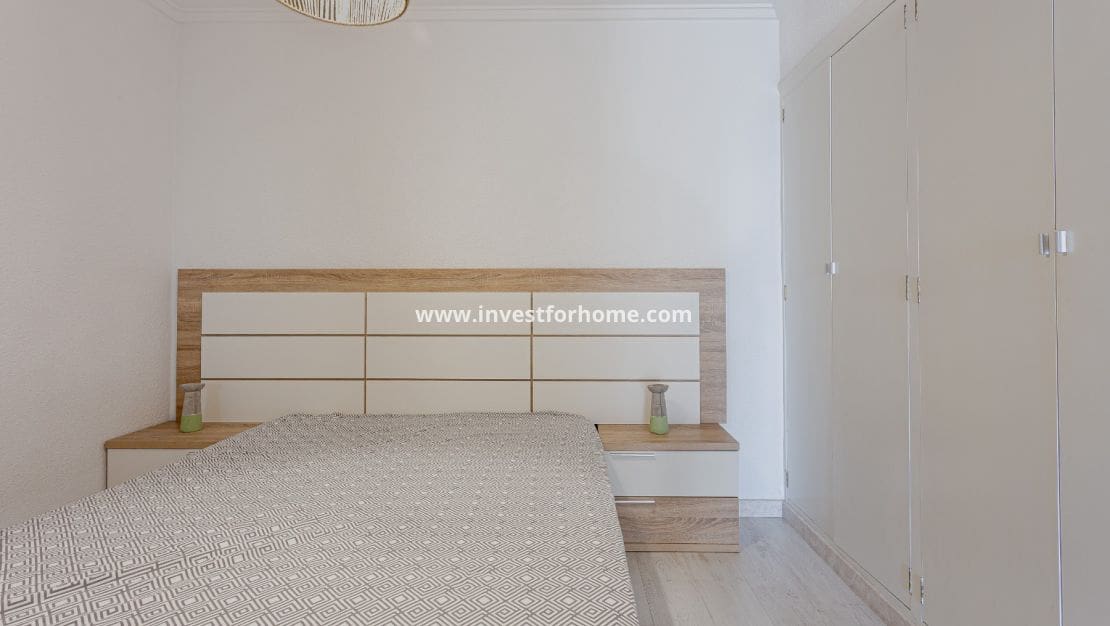 2 bedroom Apartment for sale in Torrevieja - € 265,000 (Ref: 9426407)