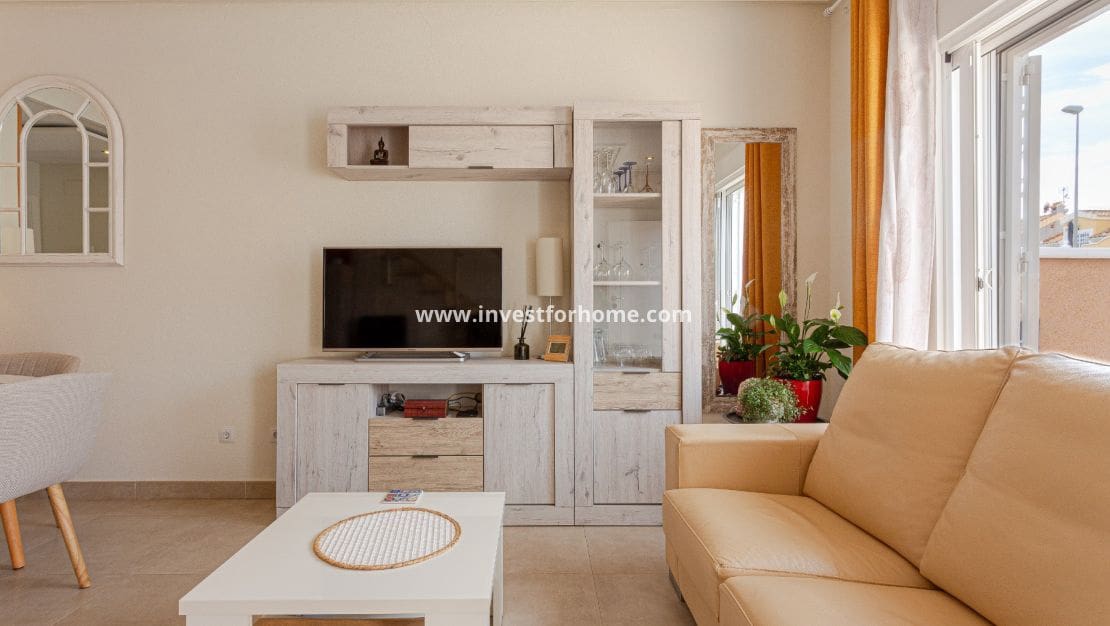 3 soveværelse Semi-Rækkehus til salg i Orihuela Costa med swimmingpool garage - € 280.000 (Ref: 9563896)