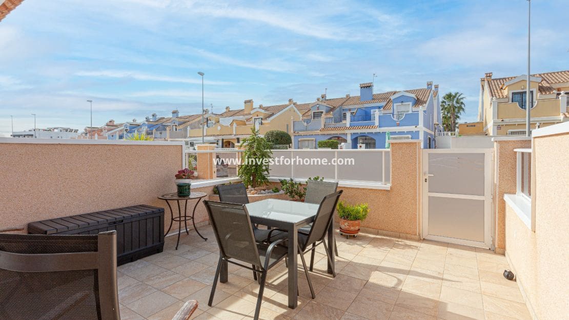 3 soveværelse Semi-Rækkehus til salg i Orihuela Costa med swimmingpool garage - € 280.000 (Ref: 9563896)