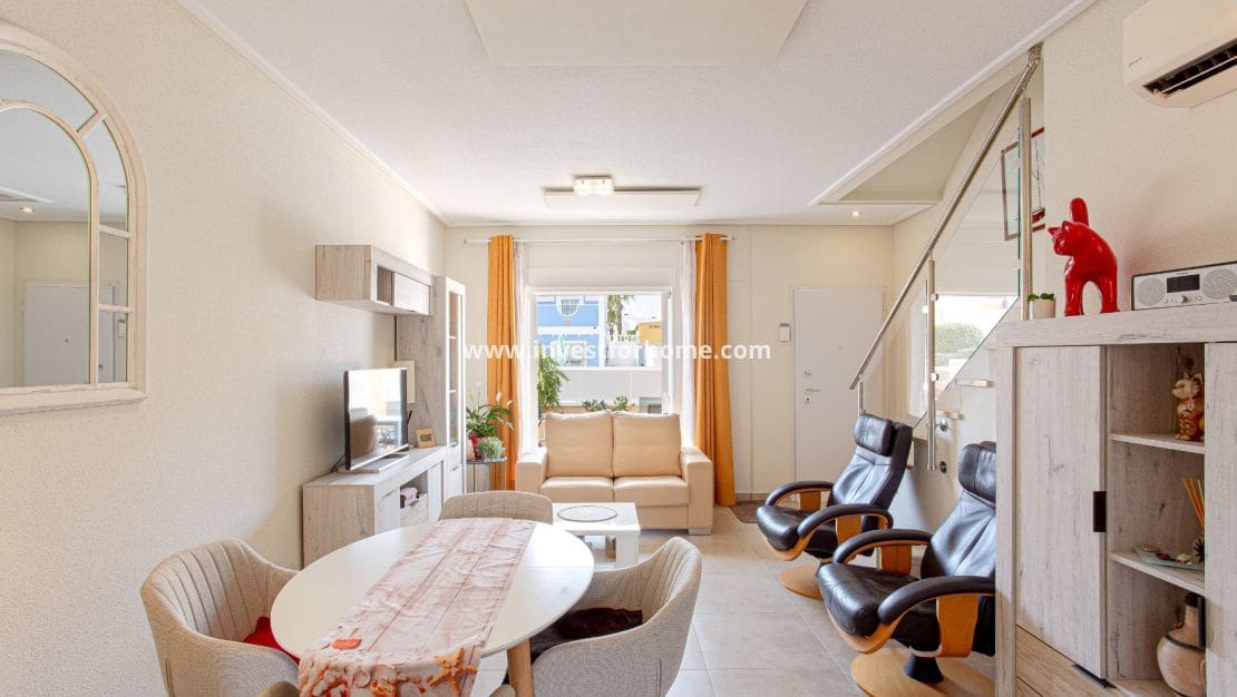 3 soveværelse Semi-Rækkehus til salg i Orihuela Costa med swimmingpool garage - € 280.000 (Ref: 9563896)