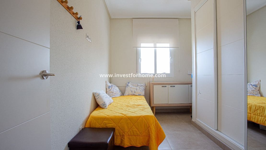 3 soveværelse Semi-Rækkehus til salg i Orihuela Costa med swimmingpool garage - € 280.000 (Ref: 9563896)