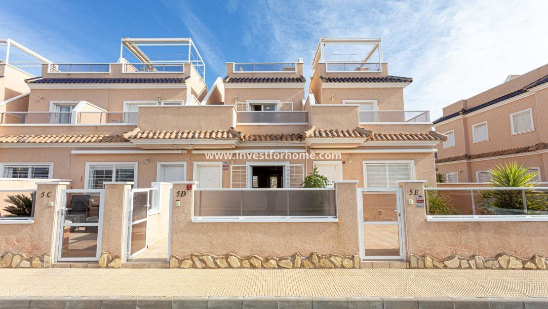 3 soveværelse Semi-Rækkehus til salg i Orihuela Costa med swimmingpool garage - € 280.000 (Ref: 9563896)