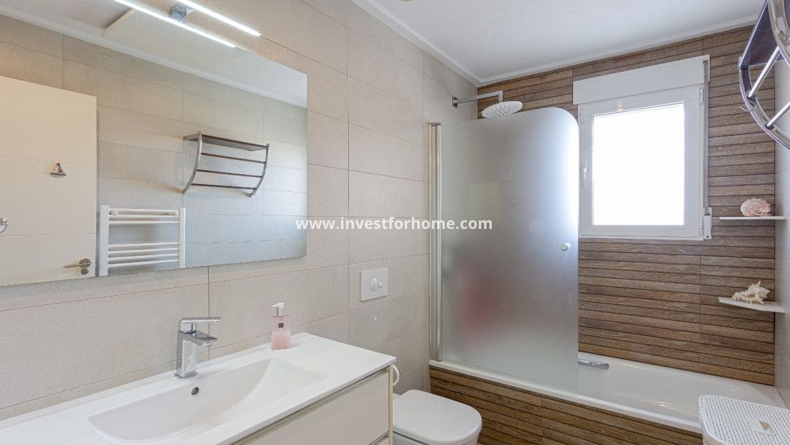 3 soveværelse Semi-Rækkehus til salg i Orihuela Costa med swimmingpool garage - € 280.000 (Ref: 9563896)