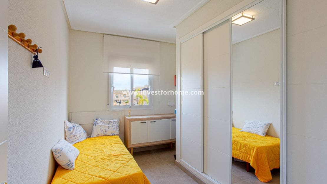 3 soveværelse Semi-Rækkehus til salg i Orihuela Costa med swimmingpool garage - € 280.000 (Ref: 9563896)