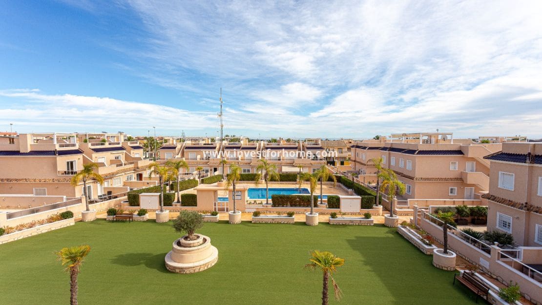 3 soveværelse Semi-Rækkehus til salg i Orihuela Costa med swimmingpool garage - € 280.000 (Ref: 9563896)