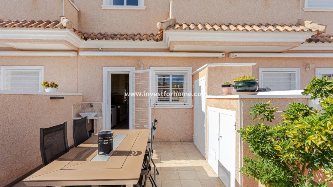 3 soveværelse Semi-Rækkehus til salg i Orihuela Costa med swimmingpool garage - € 280.000 (Ref: 9563896)