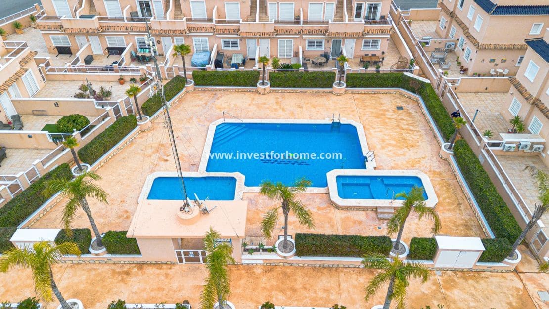 3 soveværelse Semi-Rækkehus til salg i Orihuela Costa med swimmingpool garage - € 280.000 (Ref: 9563896)