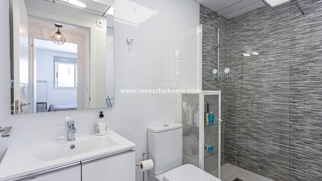 1 sovrum Lägenhet till salu i Villamartin med pool - 155 000 € (Ref: 9730816)