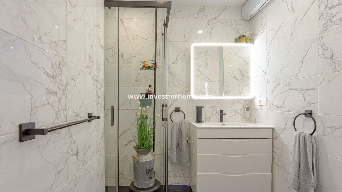 2 bedroom Apartment for sale in Villamartin with pool - € 329,000 (Ref: 9809794)